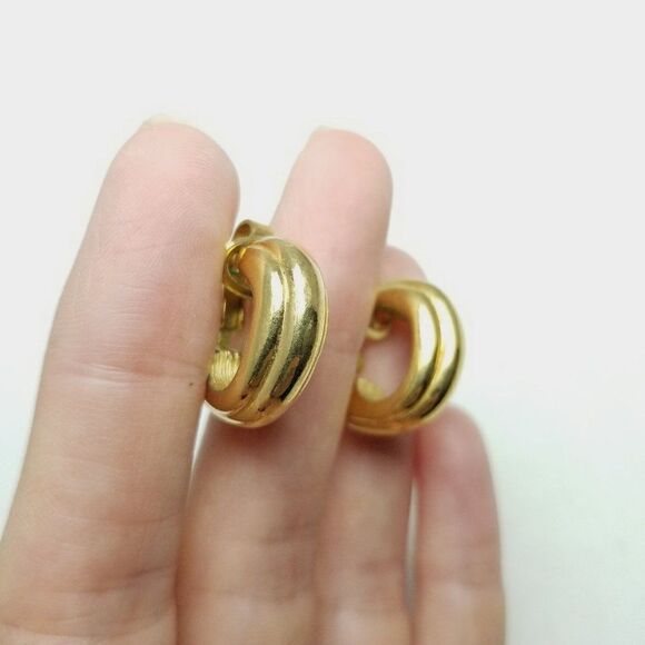 Vintage Crown Trifari Gold Tone Ribbed Hoop Clip On Earrings, Minimal Retro - Picture 7 of 7